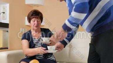 快乐的老人带<strong>来一杯</strong>你最喜欢的咖啡。 喝<strong>一杯</strong>热饮料，讨论一个伟大的家庭活动。 美丽美丽